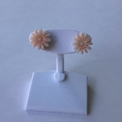 珊瑚彫刻ピアス・優しいピンクのお花・ポストチタン　R31114 4枚目の画像