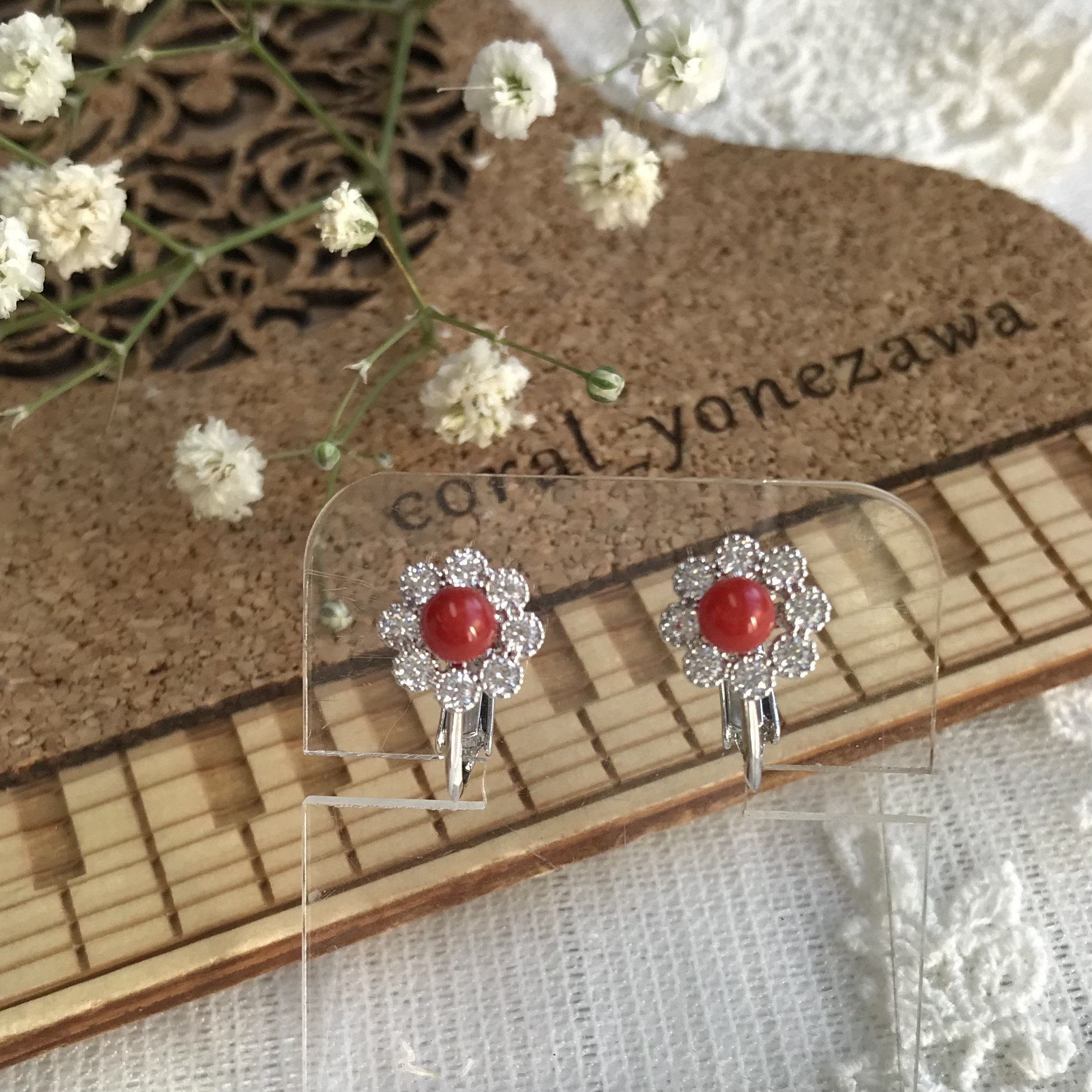 赤珊瑚・ジュリコニア・シルバー製ネジバネ式イヤリング＊可愛い小さなお花　R31128
