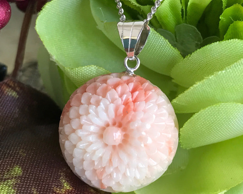 アウトレットSALE珊瑚彫りペンダントトップK14WG「玉菊」 ネックレス