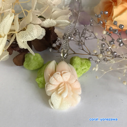 珊瑚彫刻ペンダントトップＫ１４ＷＧ【白ゆり】 4枚目の画像