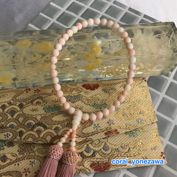 薄ピンク色の珊瑚のお念珠（正絹房も薄いローズ色） 3枚目の画像
