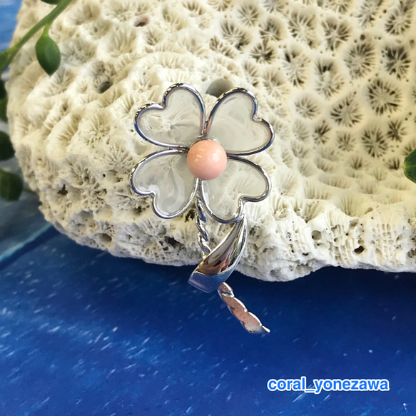 幸せのクローバーピンタック（ホワイトグレー）＊ピンク珊瑚玉付き 1枚目の画像