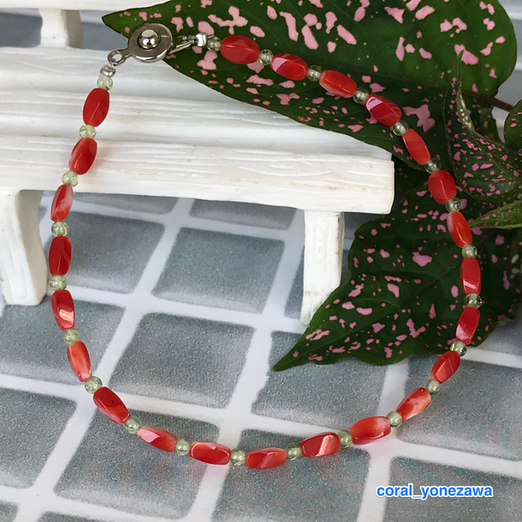 土佐沖赤珊瑚4面彫刻・ペリドットで赤と若草色のブレスレット 3枚目の画像