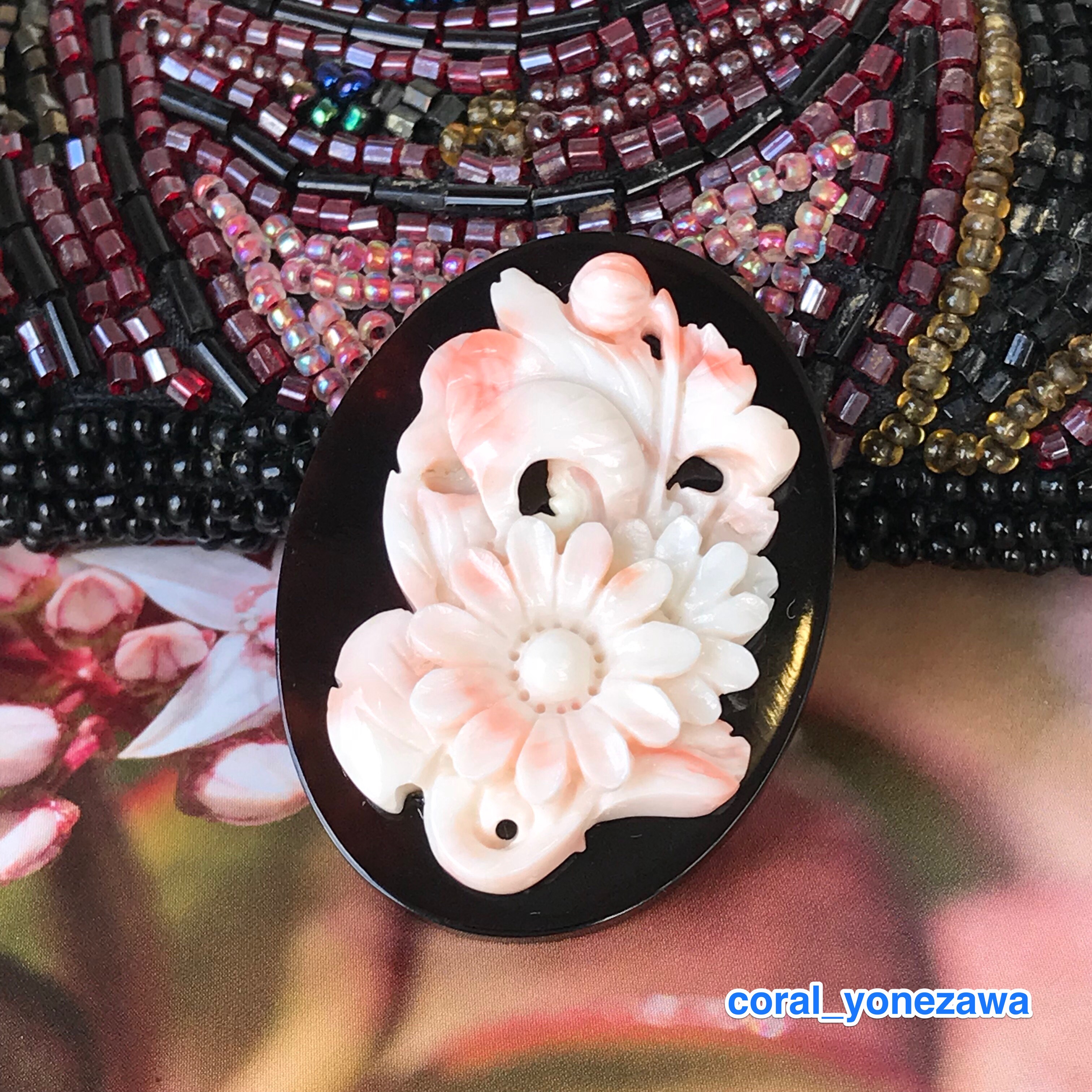 海外ブランド 珊瑚彫刻・本べっ甲＊ブローチ・ペンダント兼用【野菊