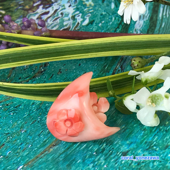 ピンク珊瑚彫りタックブローチ・タイタック【月に花】 2枚目の画像