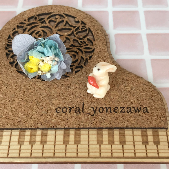珊瑚彫りタックブローチ・タイタック【人参を持った白うさぎ】 6枚目の画像