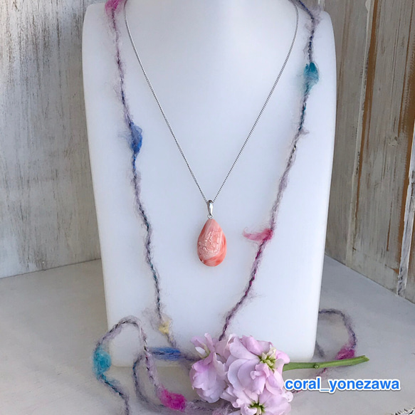ピンク珊瑚雫形ペンダント・花模様入り 1枚目の画像