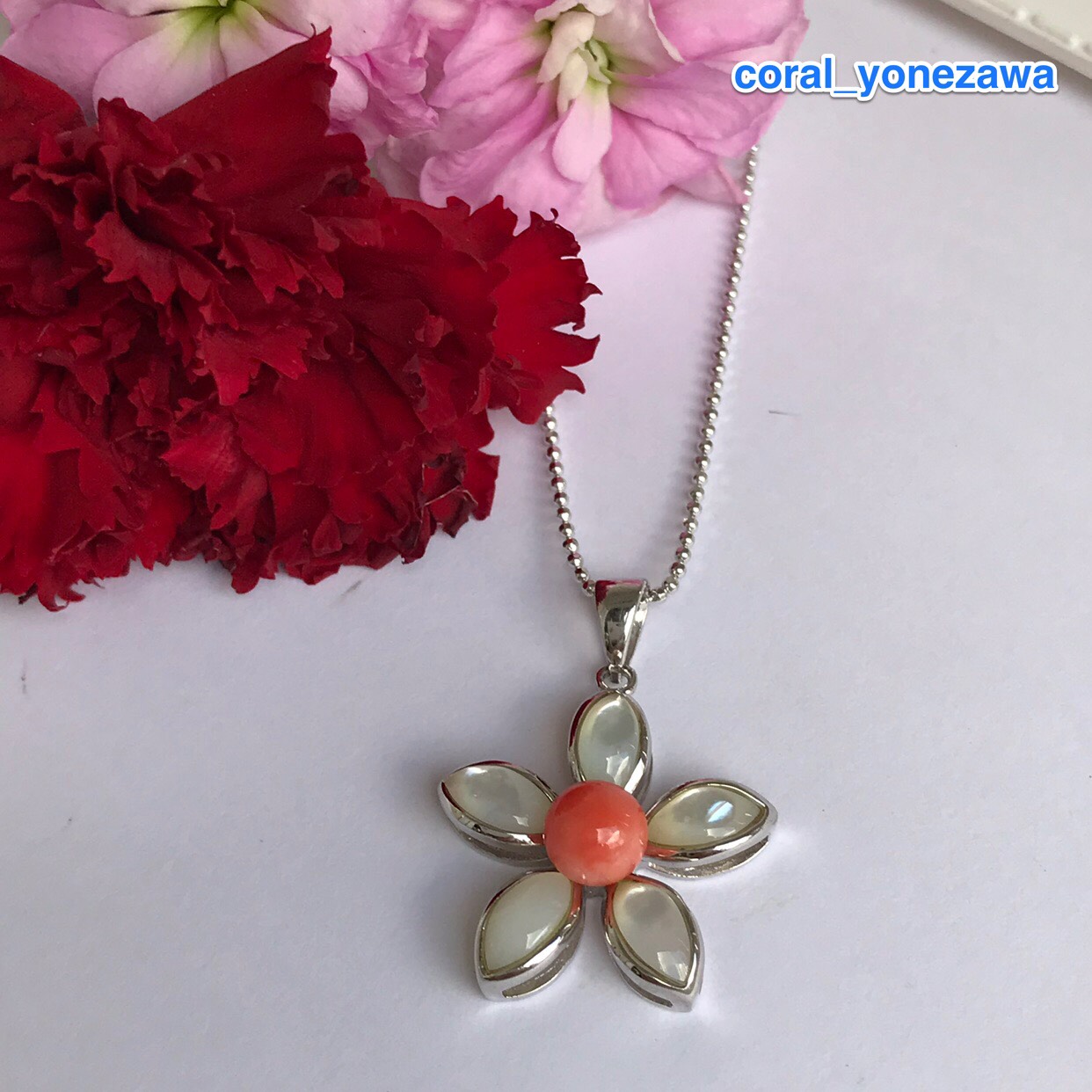 白蝶貝の花びらに花芯は、ピンク珊瑚・S925・SILVER925スライドで調節出来るチェーン付きペンダント『春花』