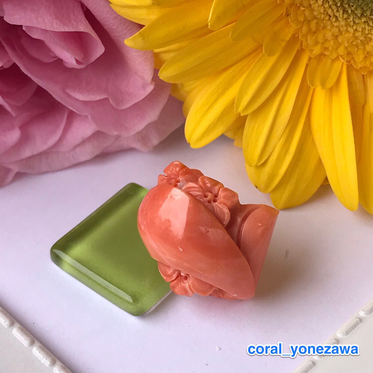 もも色珊瑚彫刻・タックブローチ・タックピン・葉っぱからお花がチョコん♪