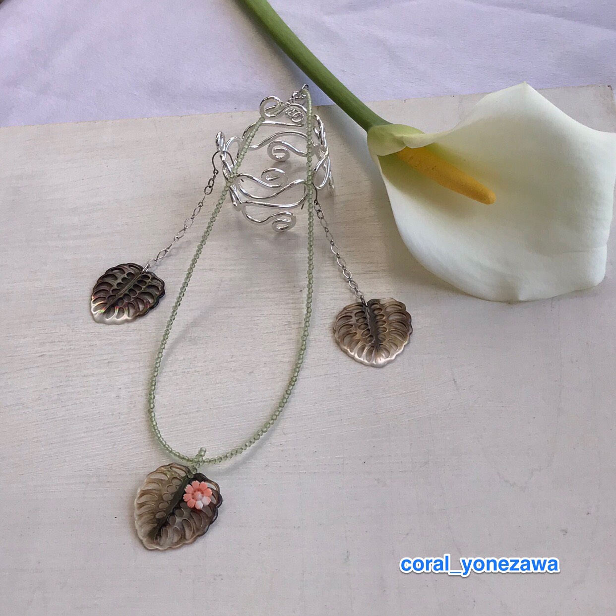 ㊗︎「令和」特別SALE☆もも色珊瑚花彫り付きトップ・ペリドット華奢ラインネックレス・蝶貝リーフピアス（イヤリング）