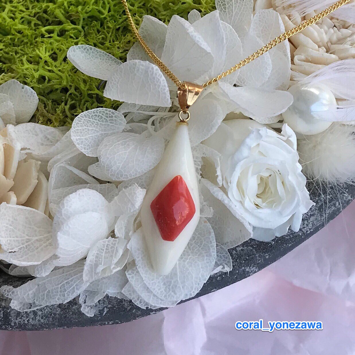 もも色珊瑚・白珊瑚・トップK18 菱のバイカラーペンダント