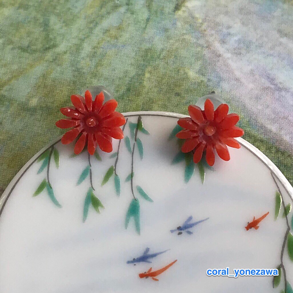 赤いお花のピアス・もも色珊瑚・ポストチタン