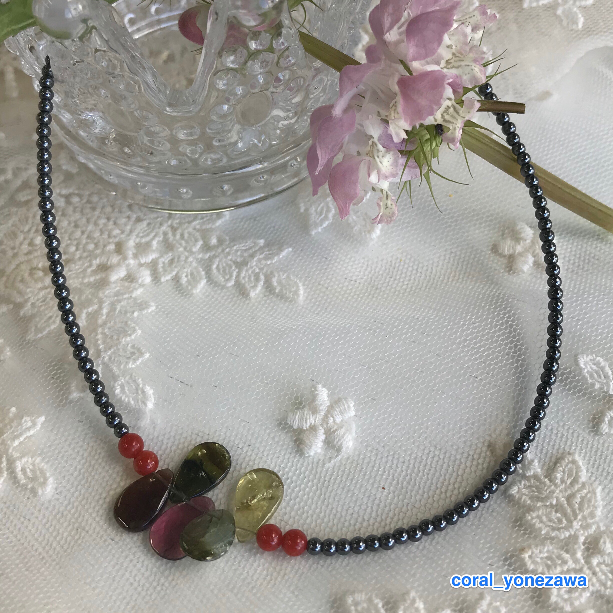 〈akiko〉作　春の新作ネックレス（赤珊瑚・トルマリン・ヘマタイト）