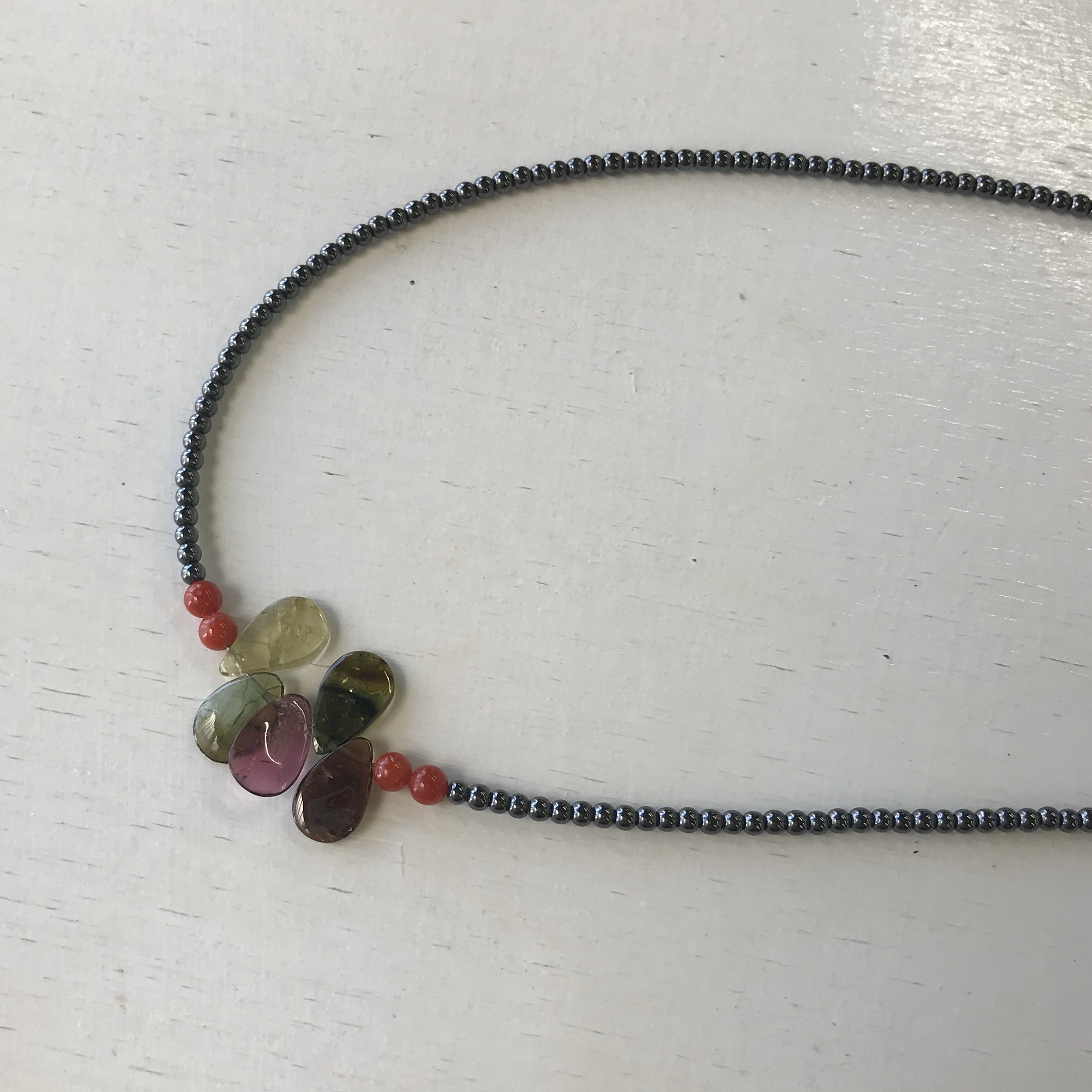 〈akiko〉作　春の新作ネックレス（赤珊瑚・トルマリン・ヘマタイト）