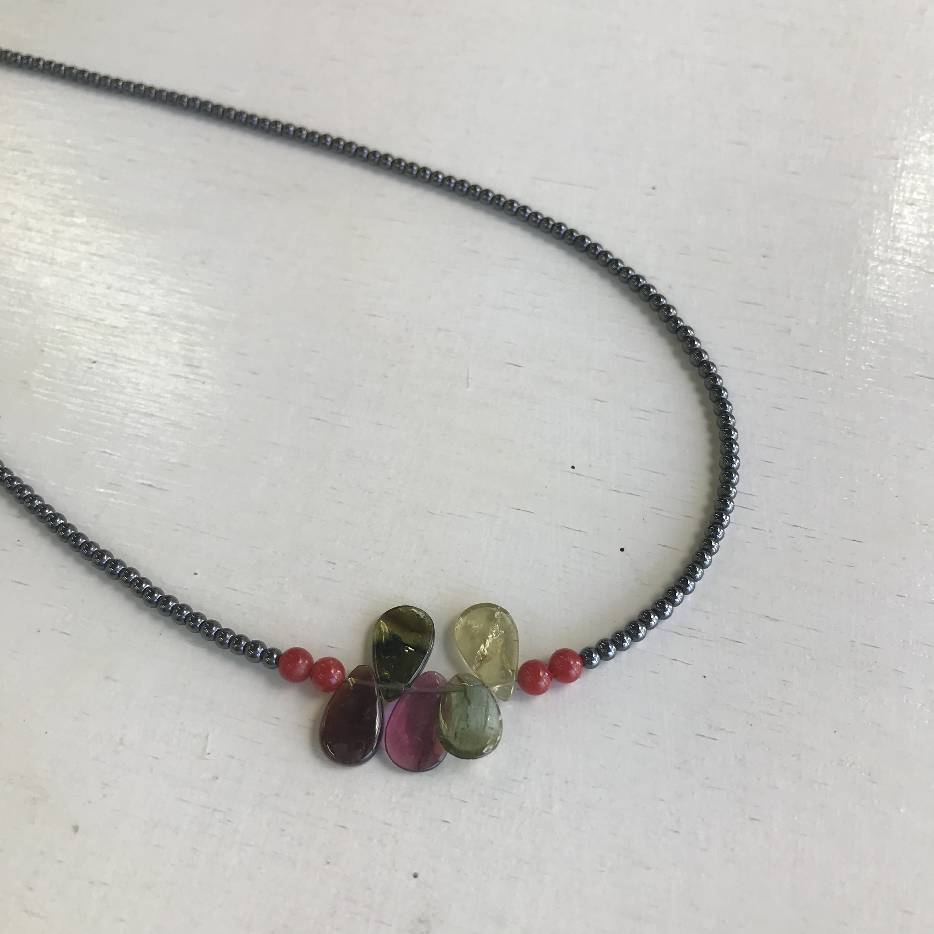 〈akiko〉作　春の新作ネックレス（赤珊瑚・トルマリン・ヘマタイト）