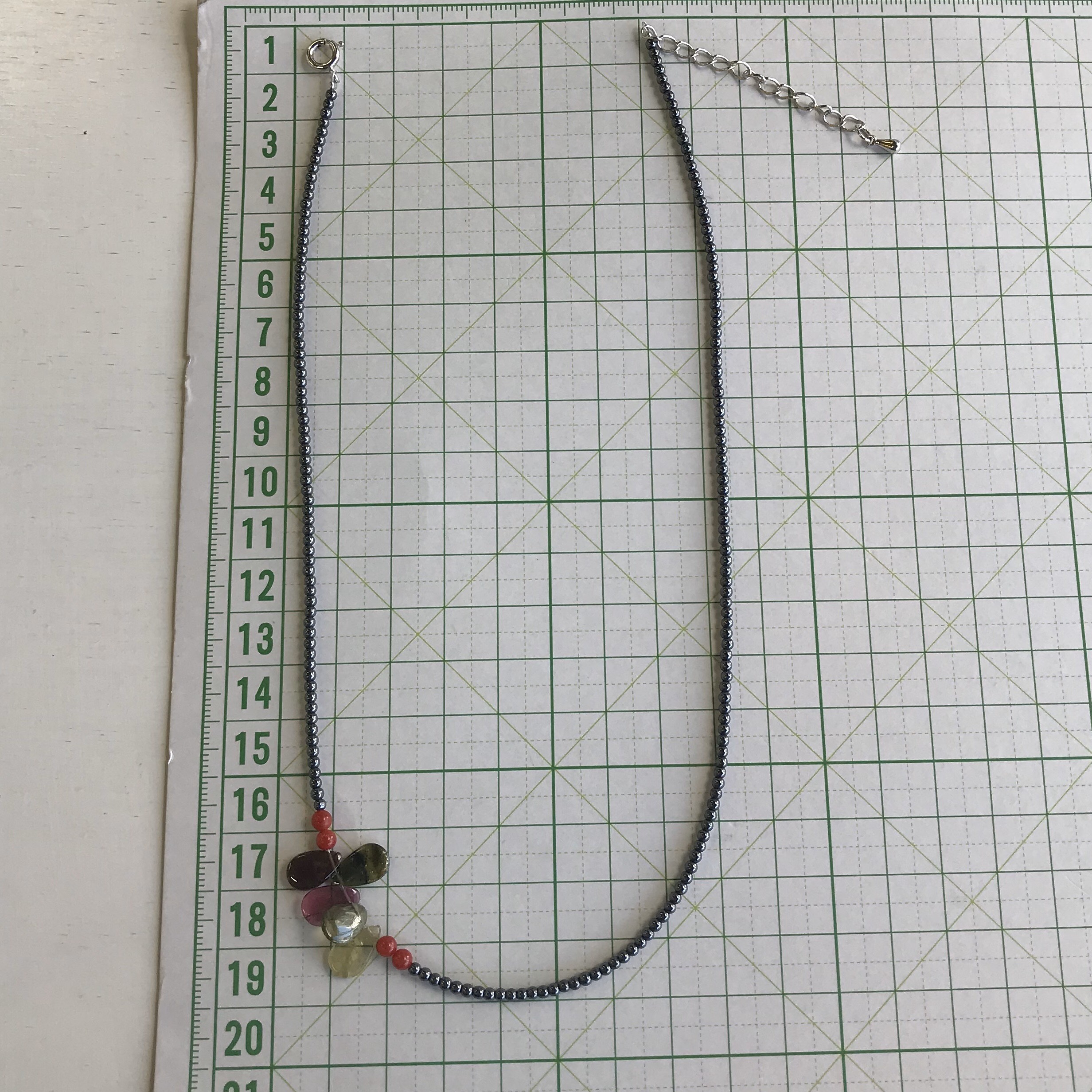 〈akiko〉作　春の新作ネックレス（赤珊瑚・トルマリン・ヘマタイト）