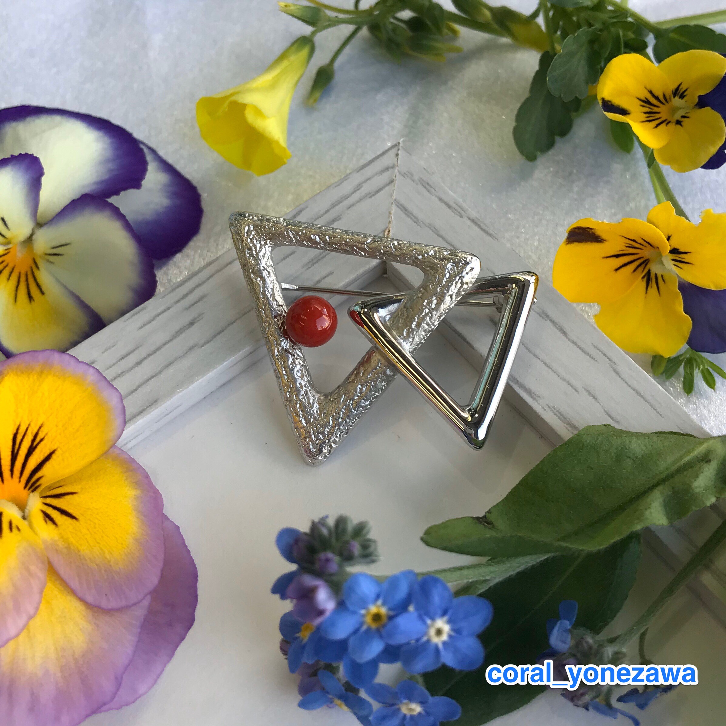 赤珊瑚玉約6、5mm・シルバー製ブローチ・ペンダント兼用【トライアングル】