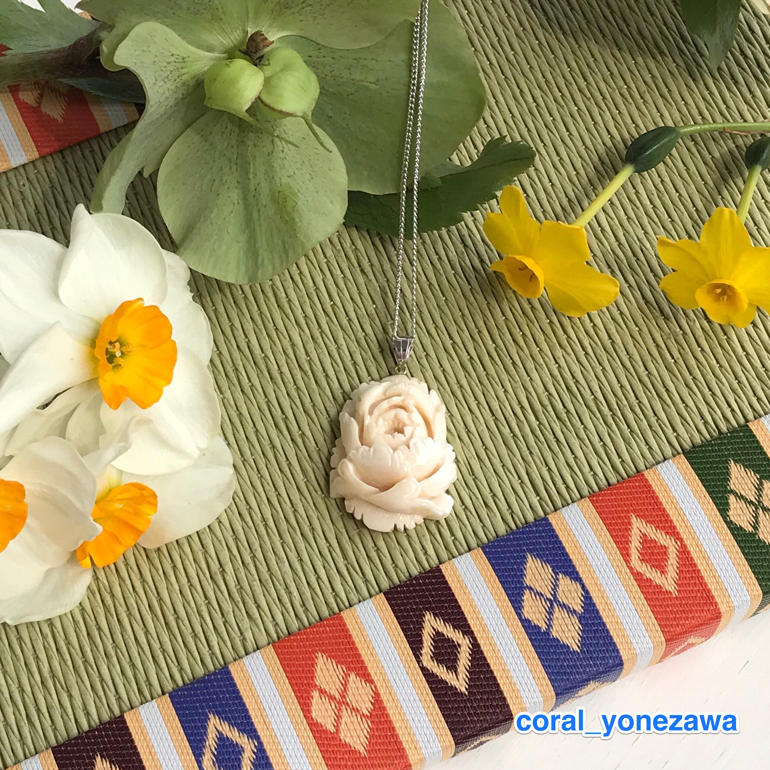 逸品ペンダント・白珊瑚生成り・トップK14WG『牡丹・ボタン』