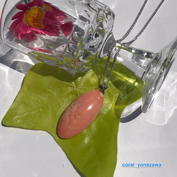アウトレットSALE☆もも色珊瑚花彫り入り縦長楕円形ペンダント 2枚目の画像