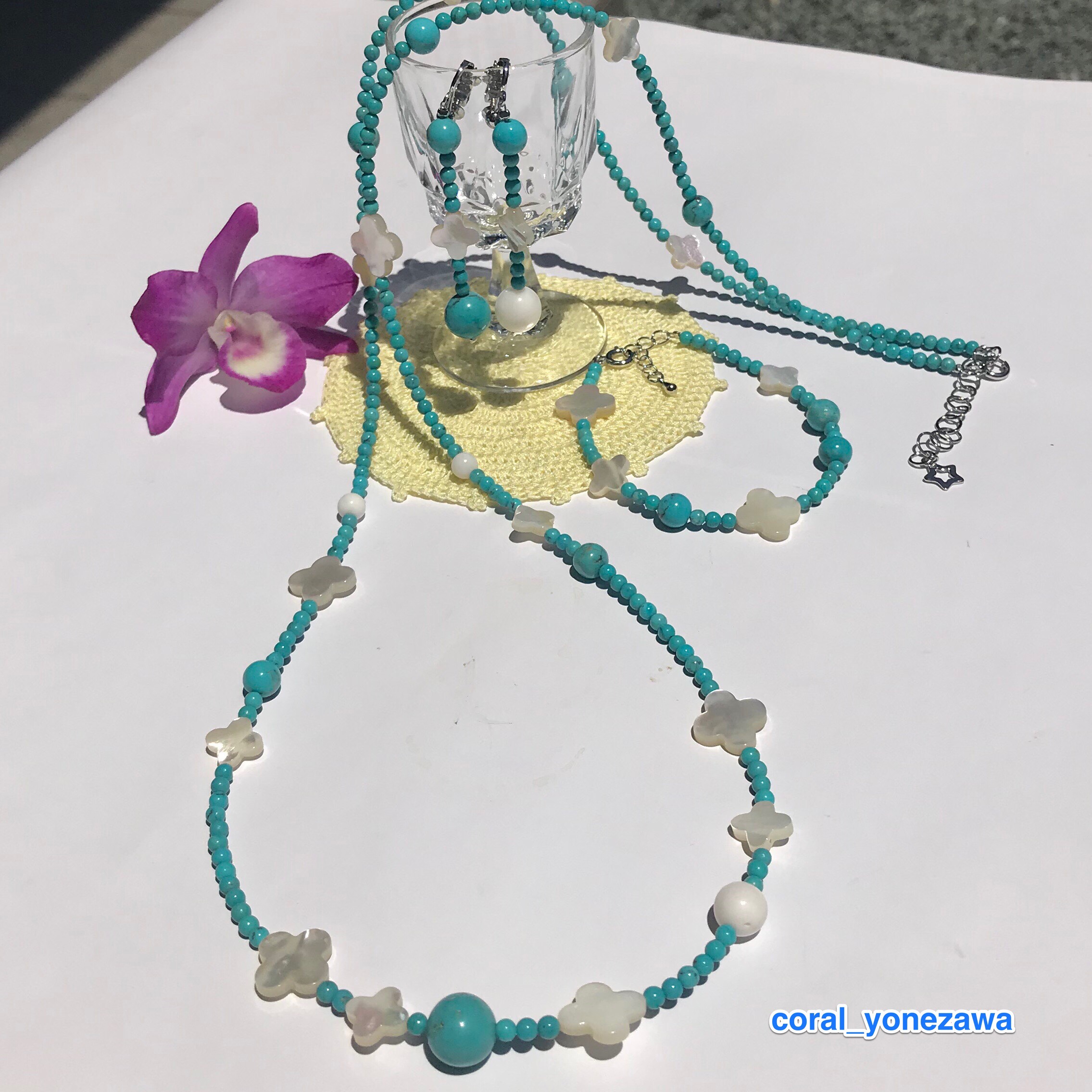 セットでお得・現品限り＊ターコイズのブルーに珊瑚と人気のクローバーでロングネックレス（ブレスレット・イヤリング付き）