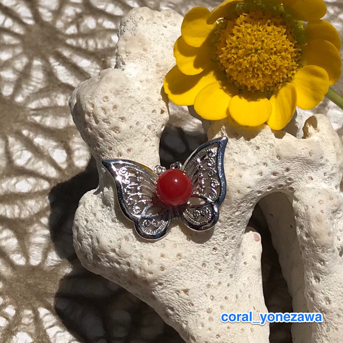 お洒落な蝶のタックピン・タックブローチ（赤珊瑚・シルバー）男女問わず付けれます。