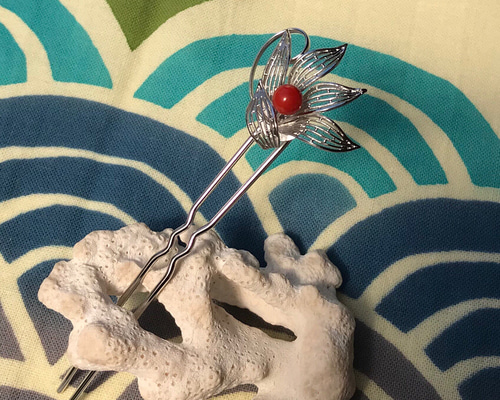 赤珊瑚玉付きかんざし（透かしデザイン）H517−6 かんざし HANAKA花香