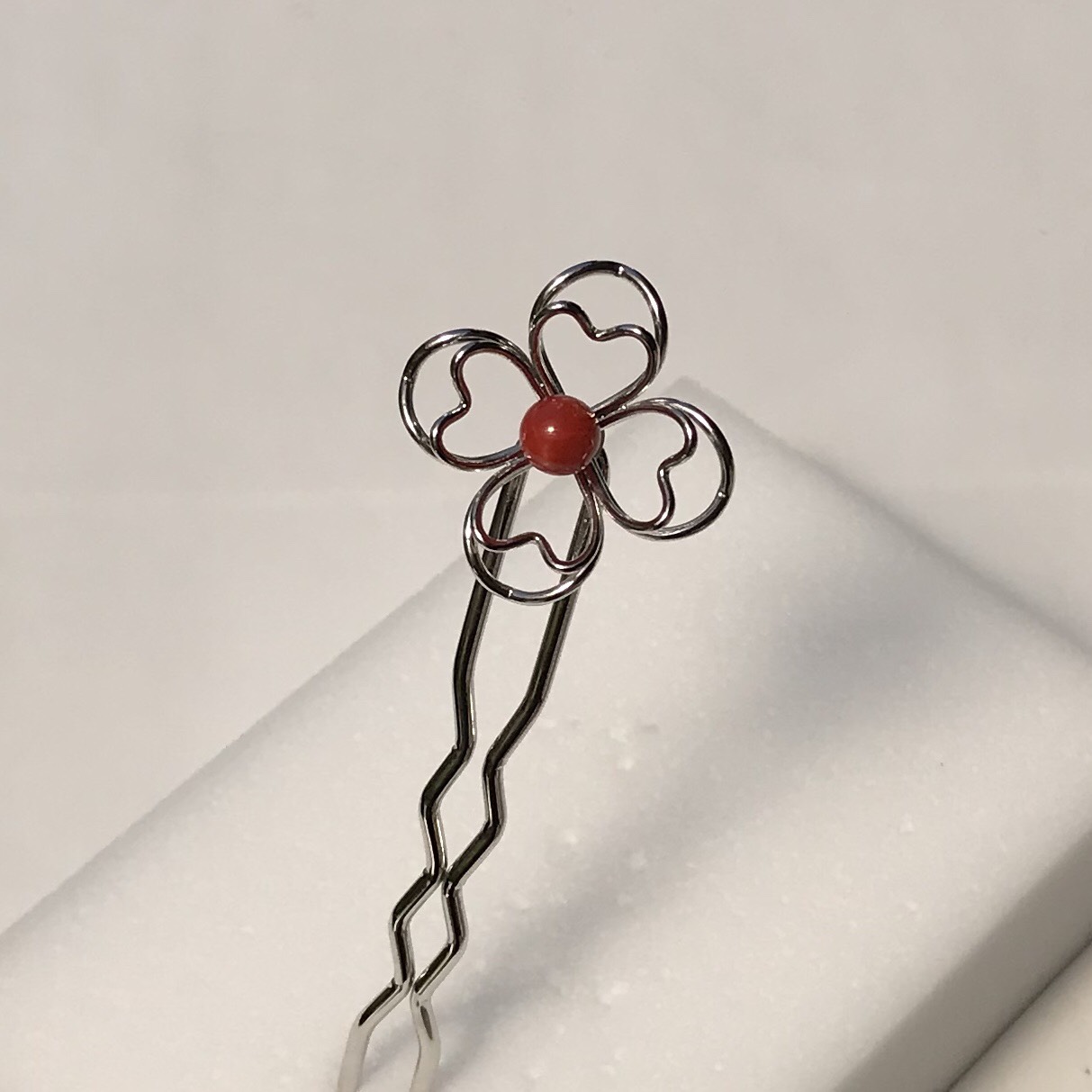赤珊瑚玉付きかんざし（ハートのお花）H517−7
