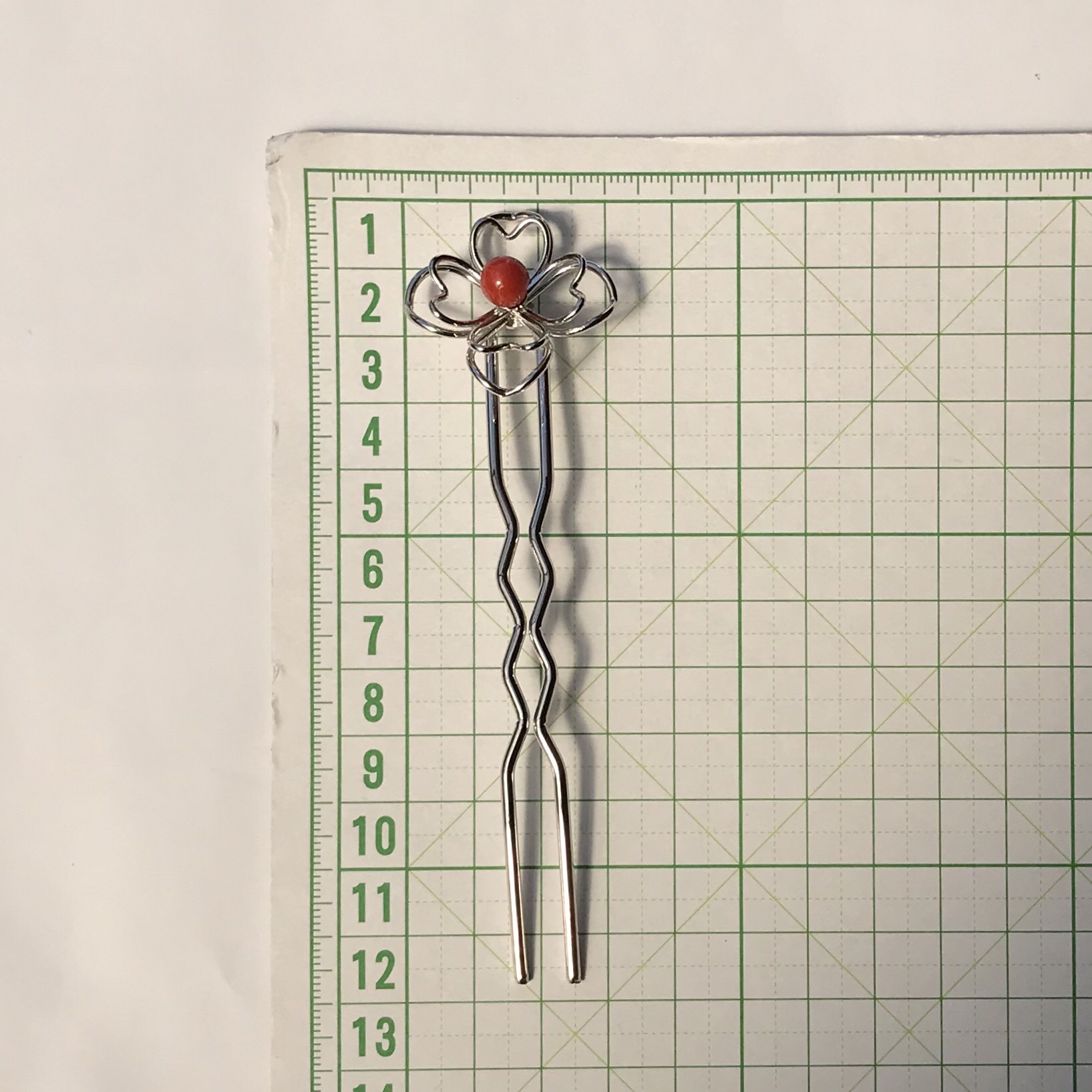 赤珊瑚玉付きかんざし（ハートのお花）H517−7