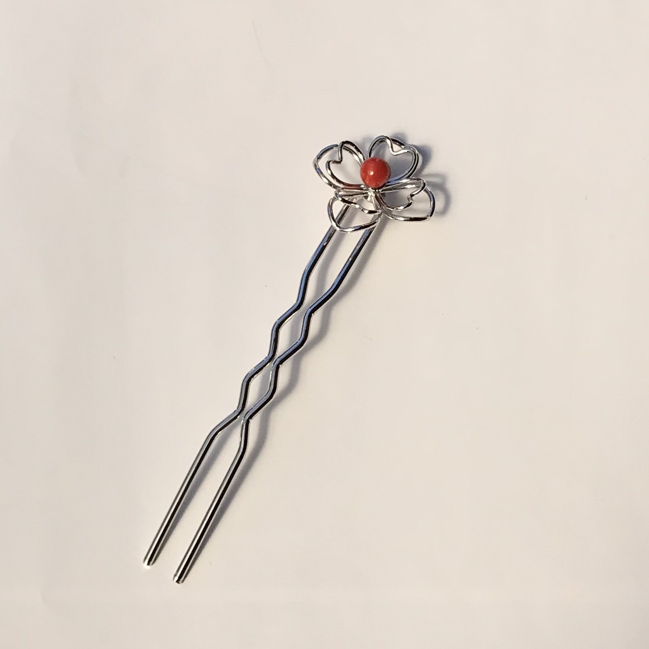 赤珊瑚玉付きかんざし（ハートのお花）H517−7