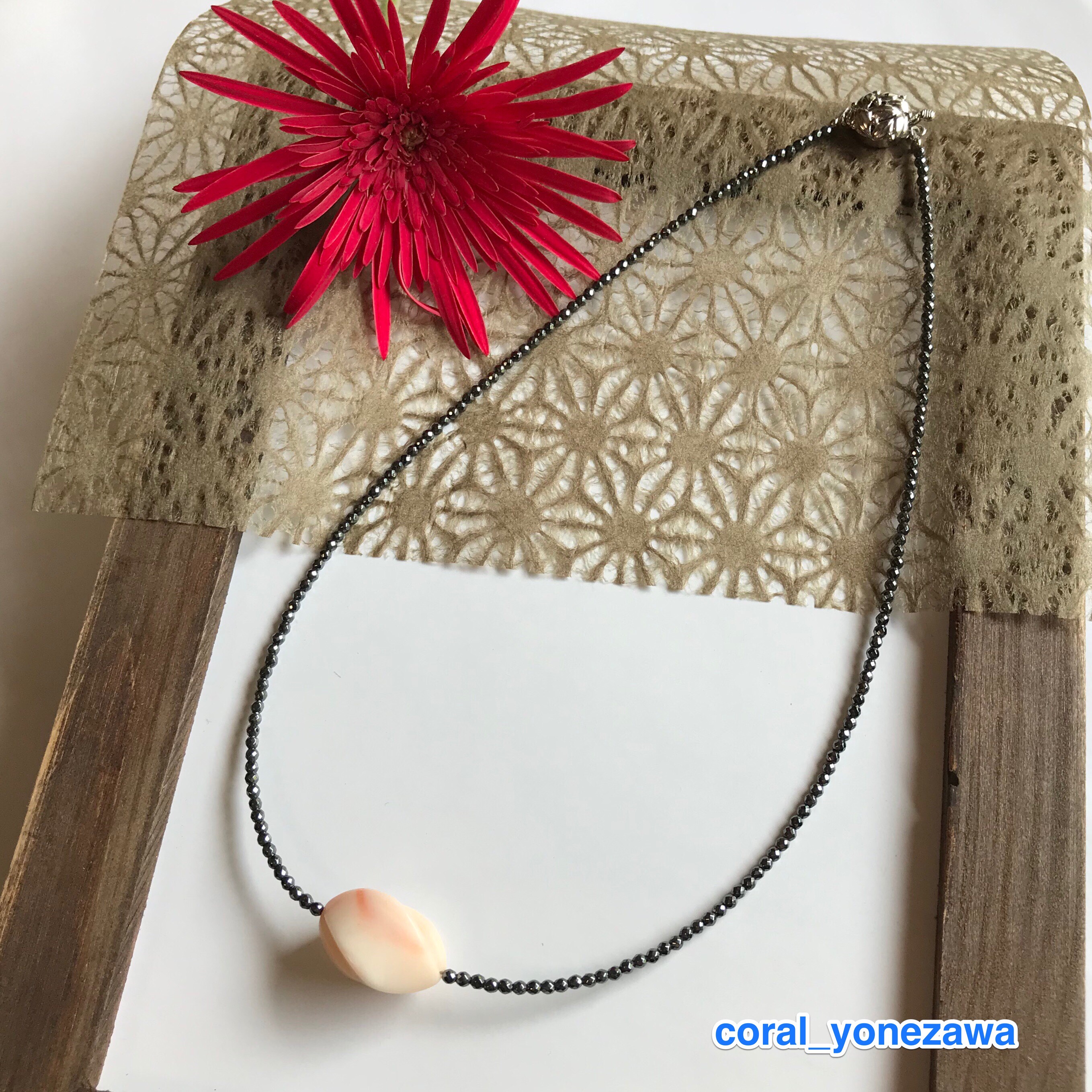 新作オリジナルネックレス＊センター珊瑚彫刻・ヘマタイト・留め金シルバー製クラスプ