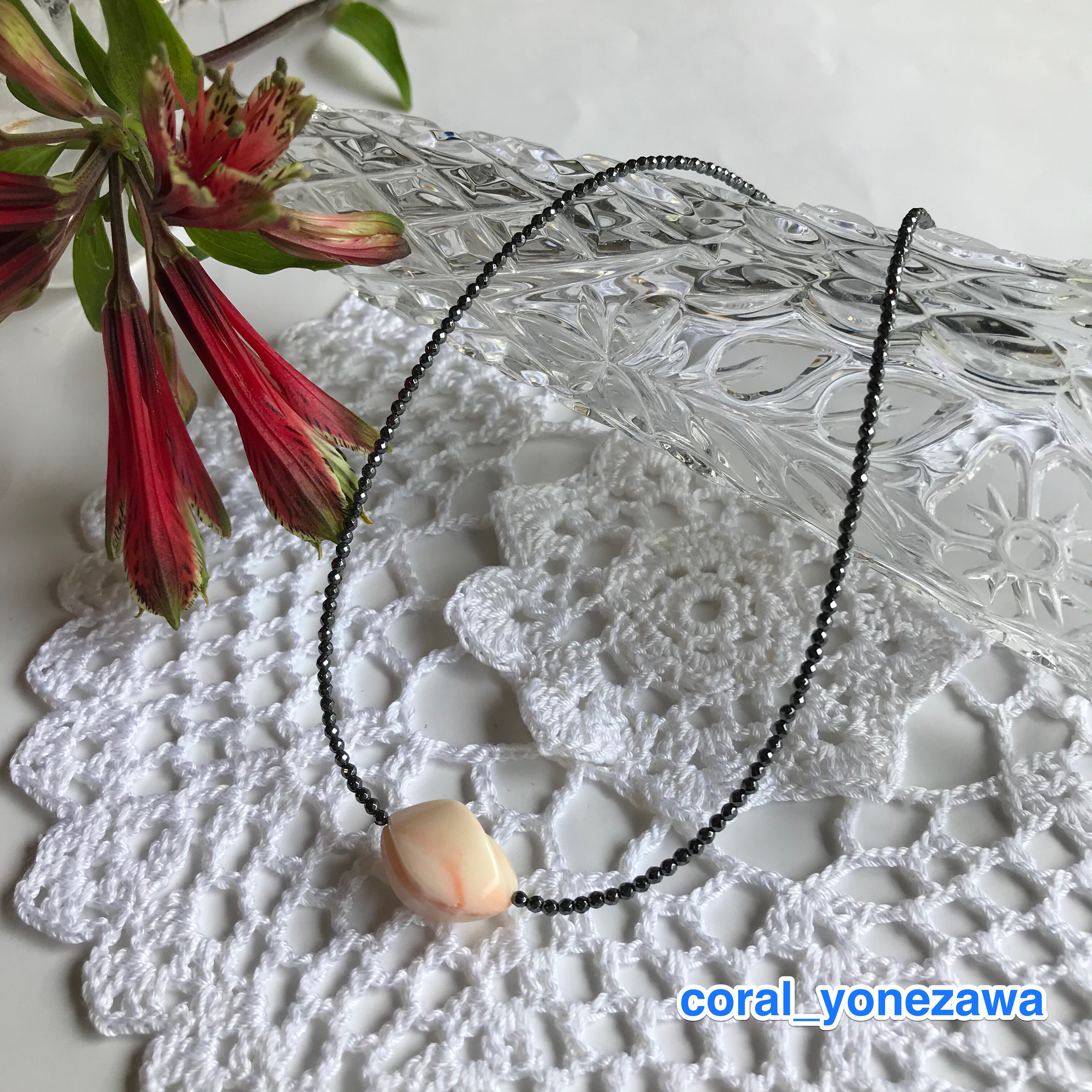 新作オリジナルネックレス＊センター珊瑚彫刻・ヘマタイト・留め金シルバー製クラスプ