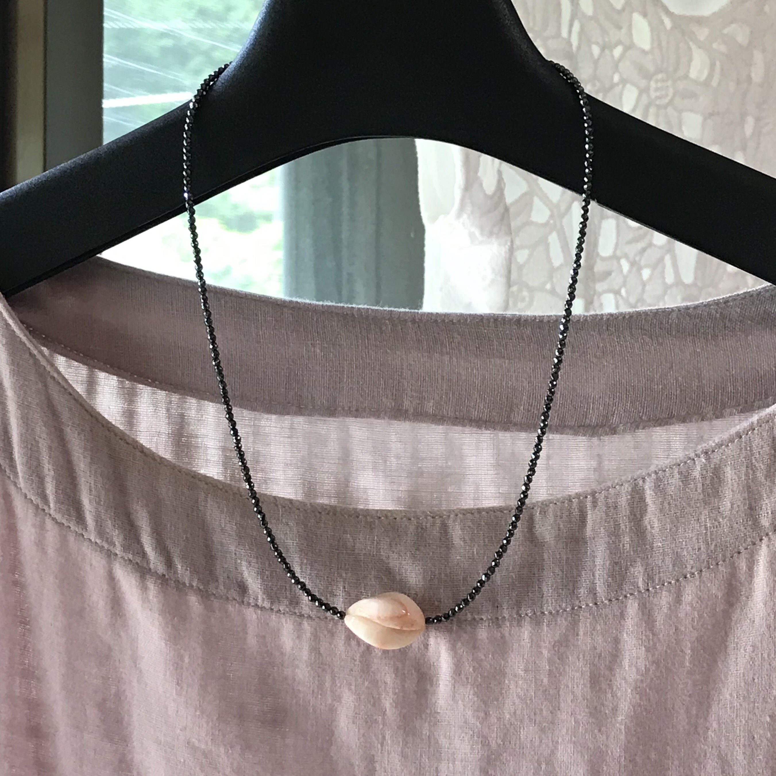 新作オリジナルネックレス＊センター珊瑚彫刻・ヘマタイト・留め金シルバー製クラスプ