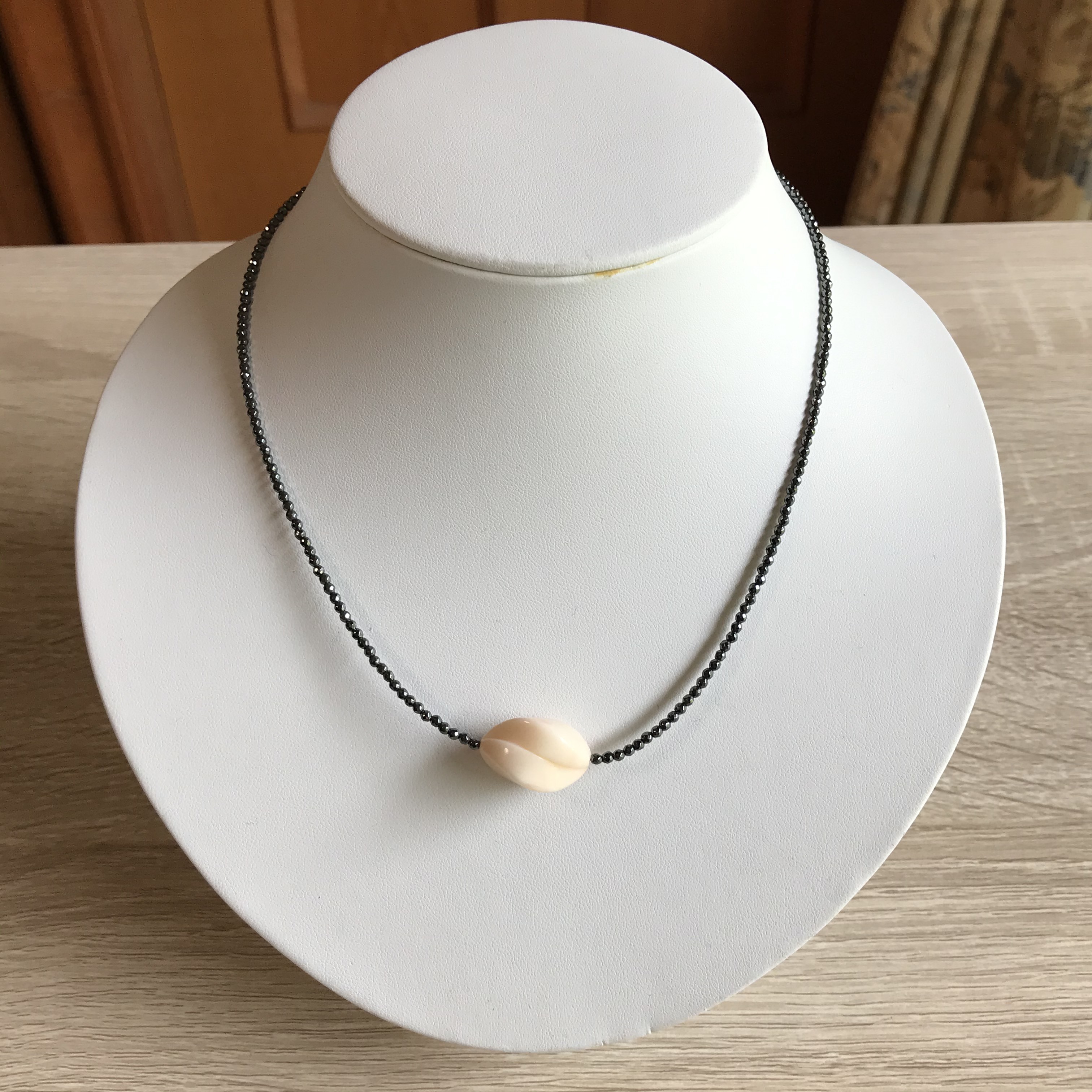 新作オリジナルネックレス＊センター珊瑚彫刻・ヘマタイト・留め金シルバー製クラスプ