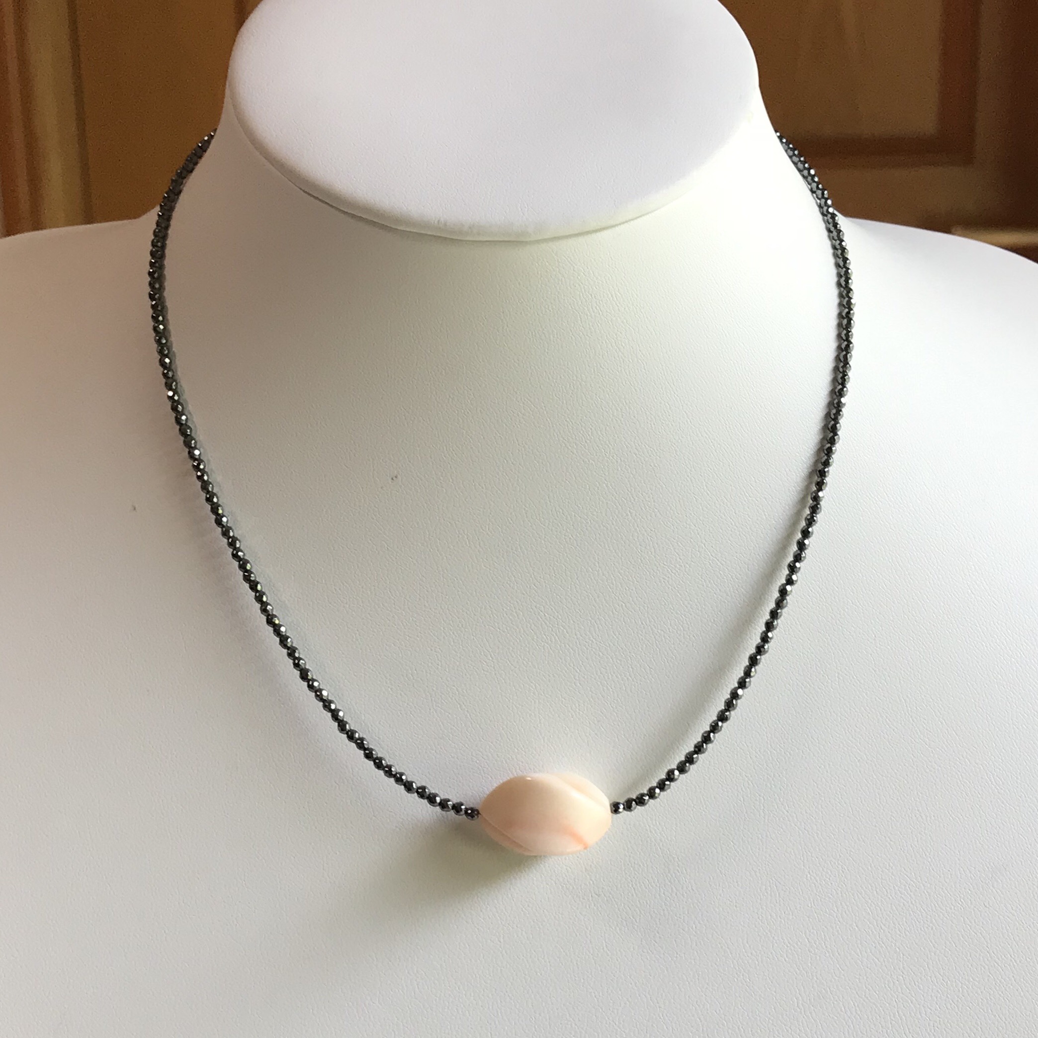 新作オリジナルネックレス＊センター珊瑚彫刻・ヘマタイト・留め金シルバー製クラスプ