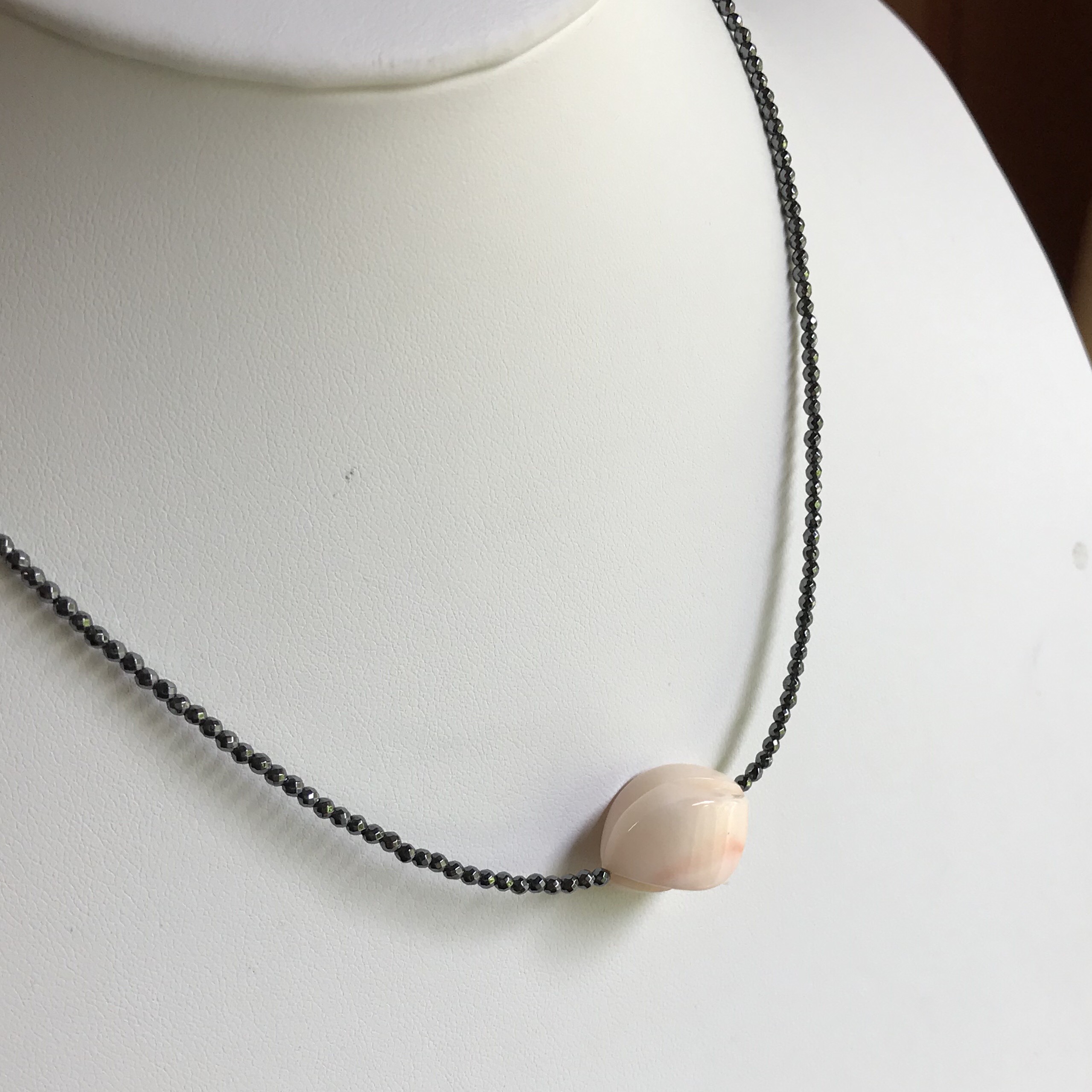 新作オリジナルネックレス＊センター珊瑚彫刻・ヘマタイト・留め金シルバー製クラスプ