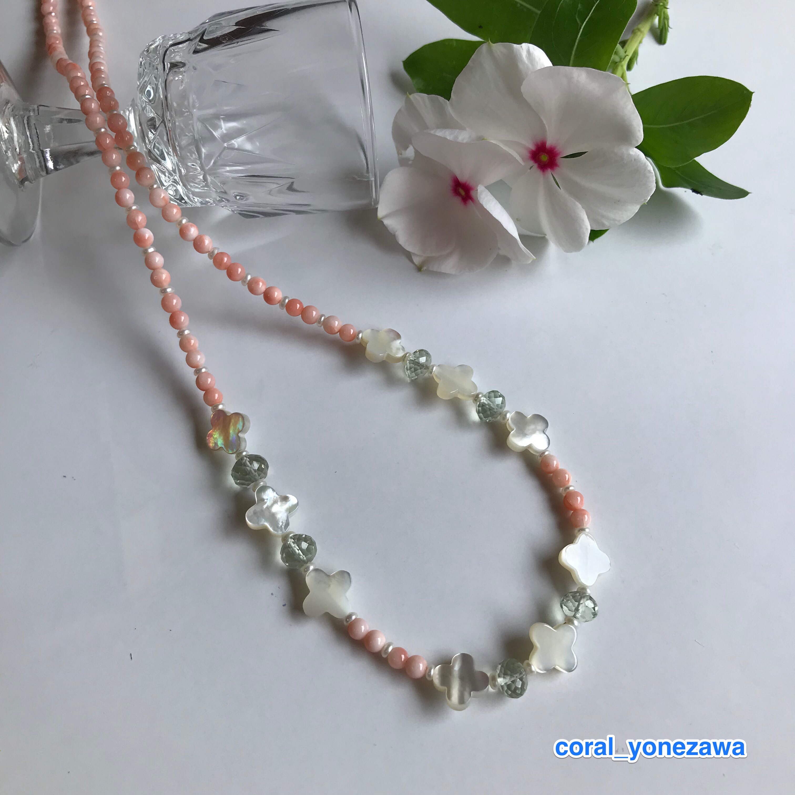 人気のクローバーモチーフにグリーンアメジスト・ピンク珊瑚の小玉が可愛いオリジナルネックレス
