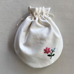 花の刺繍のまんまる巾着（ホワイト） 2枚目の画像