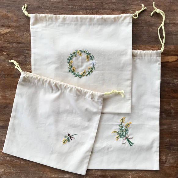 ミモザ刺繍　コットン巾着（トラベル用）3点セット　花の刺繍 1枚目の画像