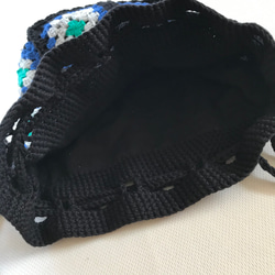 コットン糸　2WAY モチーフ編み（グラニースクエア）の巾着型バッグ　ロングコード巾着　巾着ショルダーバッグ　 3枚目の画像