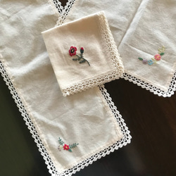 オーガニックコットン　手刺繍とレースのクロス　マルチカバー　ドイリー　目隠し布　ハンカチ 3枚目の画像