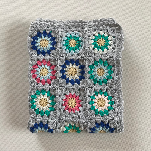 コットン糸 モチーフ編み かぎ針編みのマルチカバー（ミニブランケット