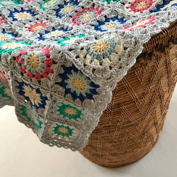 コットン糸　モチーフ編み　かぎ針編みのマルチカバー（ミニブランケット） 6枚目の画像