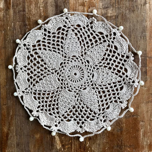 コットンレース糸 20番（太糸）パール風飾り付き レース編みのドイリー