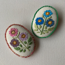 花の刺繍のオーバルブローチ（パープル／ブルー） 1枚目の画像