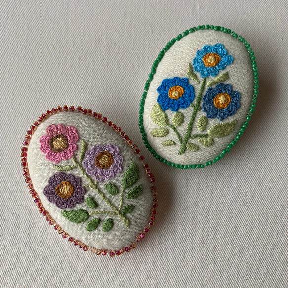 花の刺繍のオーバルブローチ（パープル／ブルー） 1枚目の画像