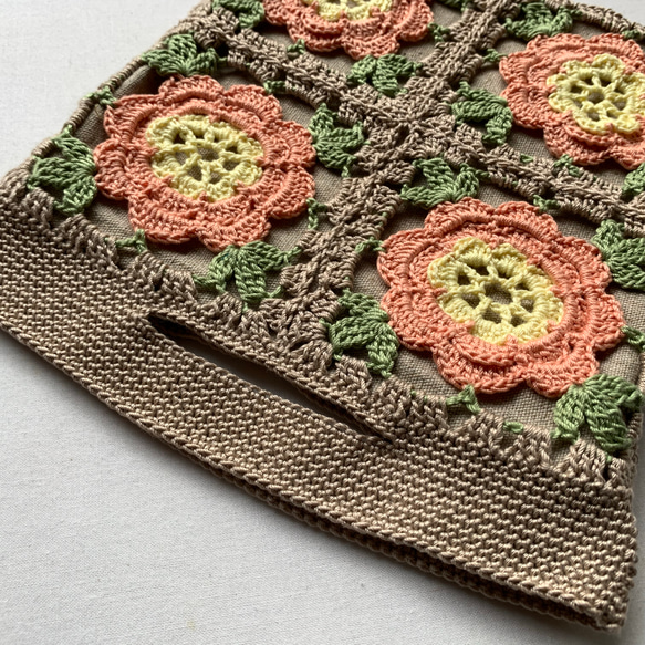 花のモチーフ編みのバッグ（ベージュ） 2枚目の画像