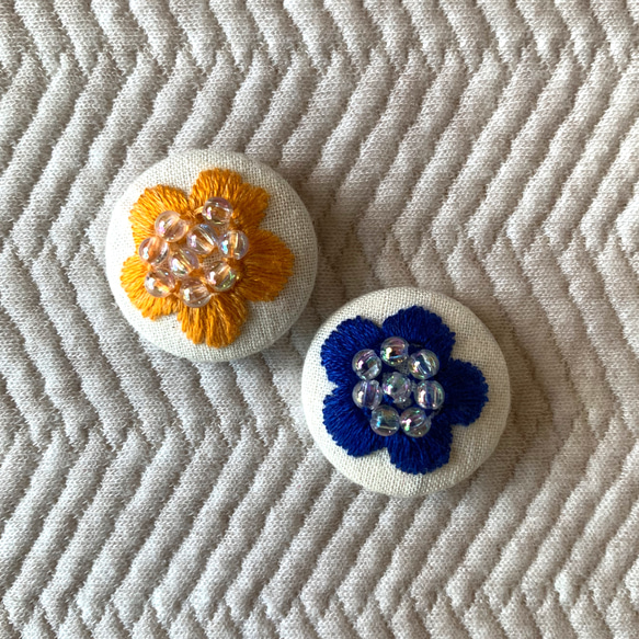 刺繍のくるみボタンのヘアゴム（27mm） 4枚目の画像