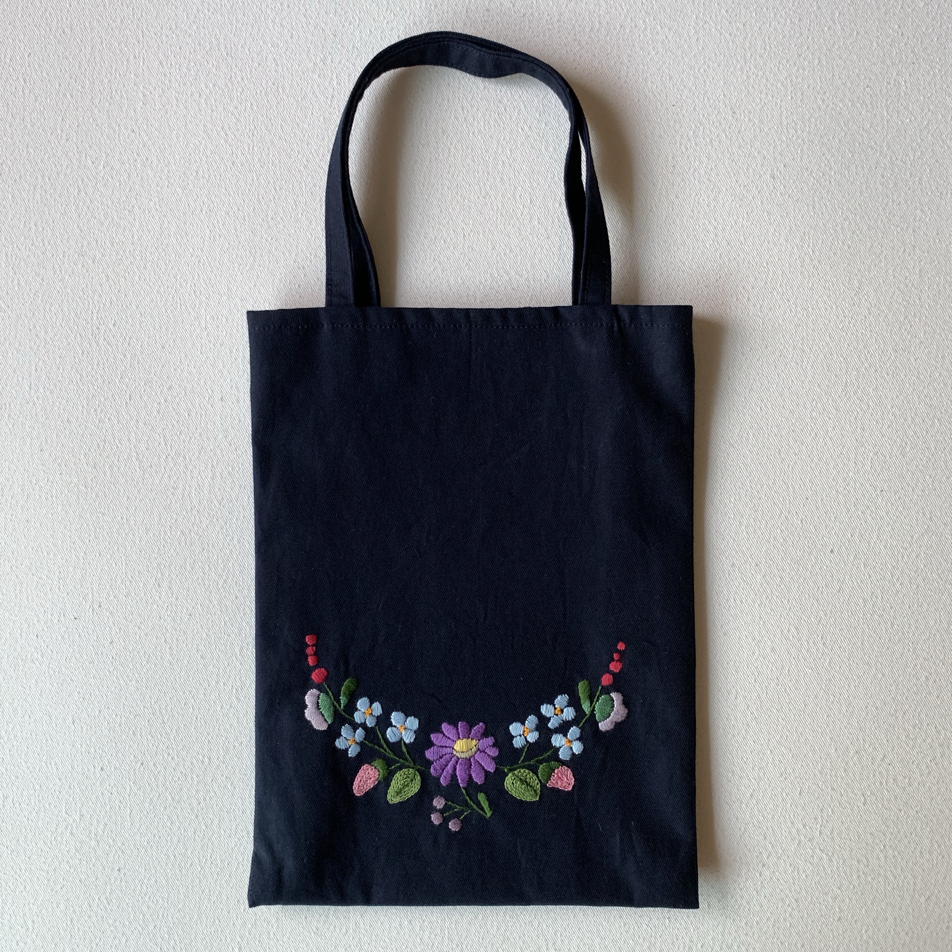 花の刺繍のトートバッグ トートバッグ Machikona 通販 7891311