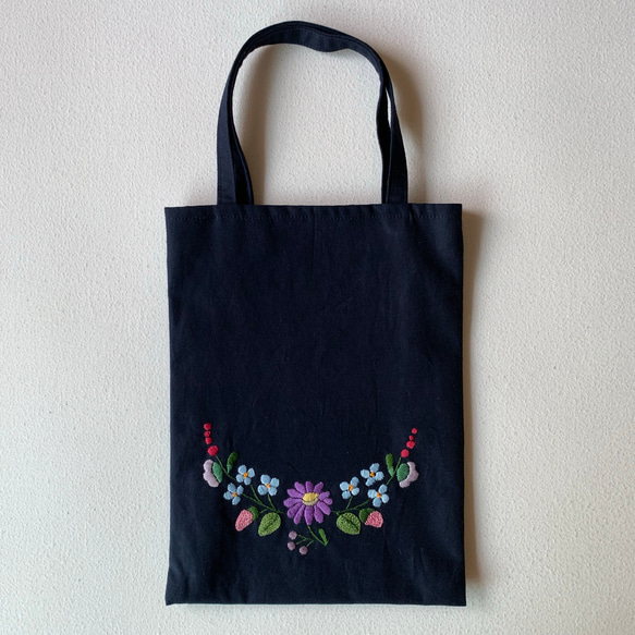 花柄刺繍トートバッグ 黒 ZARAの春爛漫な花刺繍バッグ！シンプルコーデに華やぎを。＃月刊