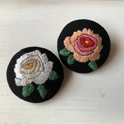 バラの刺繍のブローチ（白／ピンク） 4枚目の画像